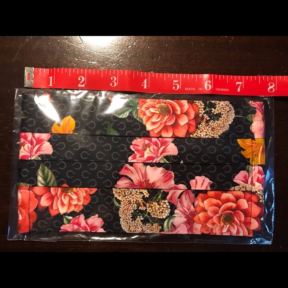 Johnny Was adult size cotton/sateen pleated mask. Expandable. Brand new! - Picture 5 of 5